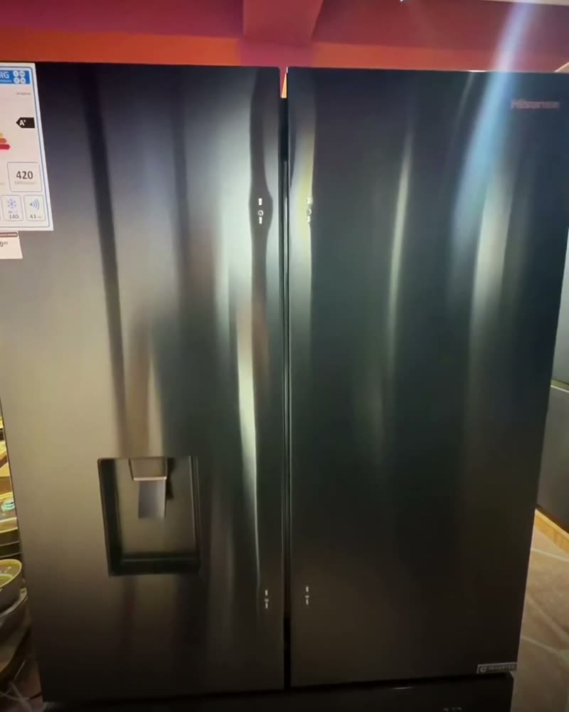 Чёрный холодильник French Door в зале PROSTO